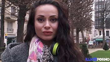 Play Elie, une danseuse nymphomane aux gros obus