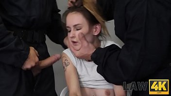 Play LAW4k. Chick vole juste du shampoing mais elle devrait baiser pour ça