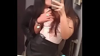 Play Best friends have a bathroom adventure