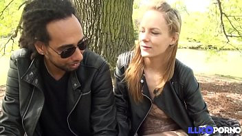 Play Swanie, jolie blonde enculée par son mec black