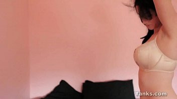 Play Yanks Babe Aeryn Vibrating Her Hairy Twat
