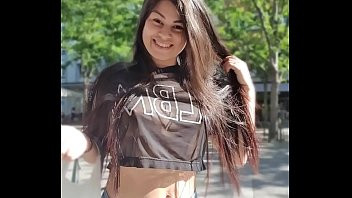 Play Ssfada Luana Kazaki vai passear mostrando os peitinhos e fica provocando o vendedor