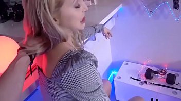 Play Stepmom Alix Lynx in need for some meat